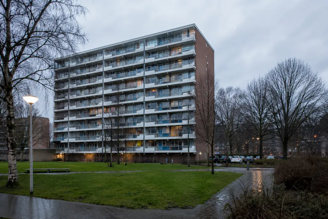 Zwaargewonde persoon aangetroffen in flat aan Jonkheer van Cittersplein